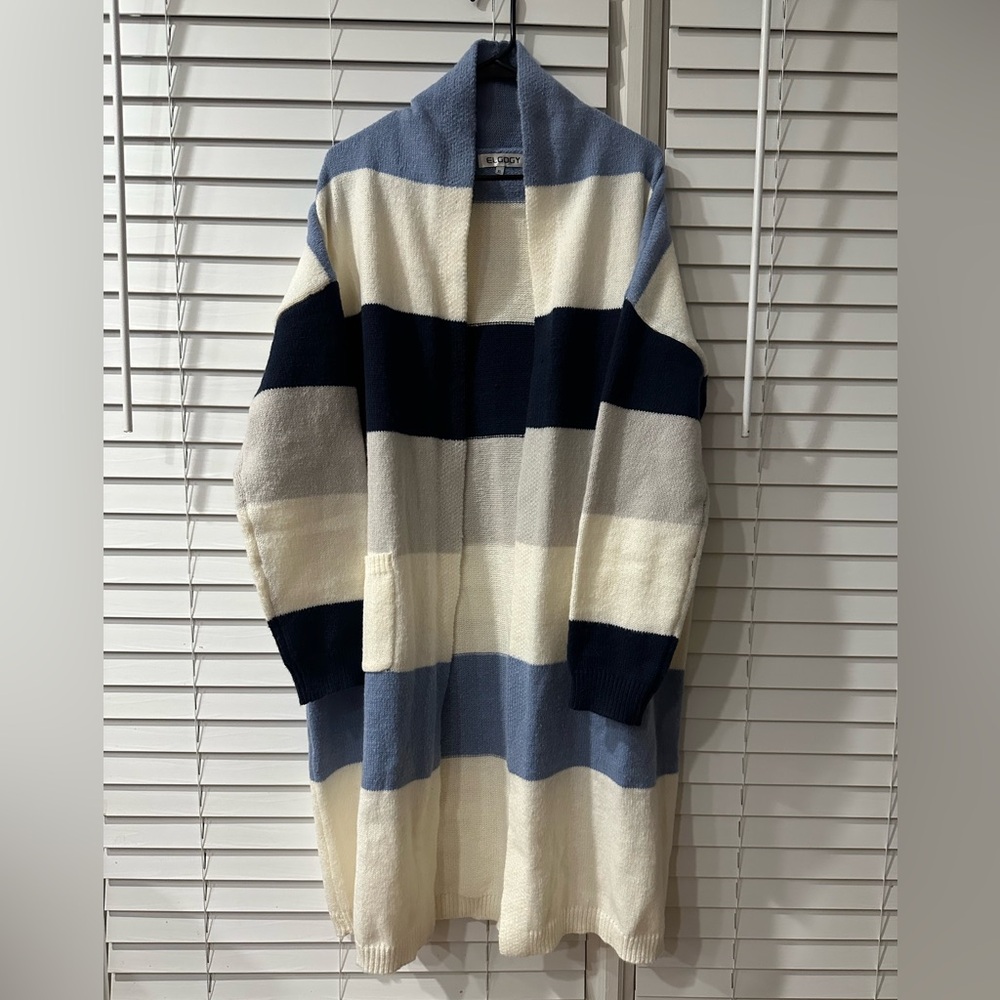Elgogy Women's Blue, White,
and Cream Cardigan 💙🤍 Size XL Best Offer Accepted!